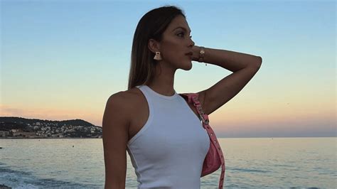 Iris Mittenaere pose topless en bikini string, elle ne cache ...